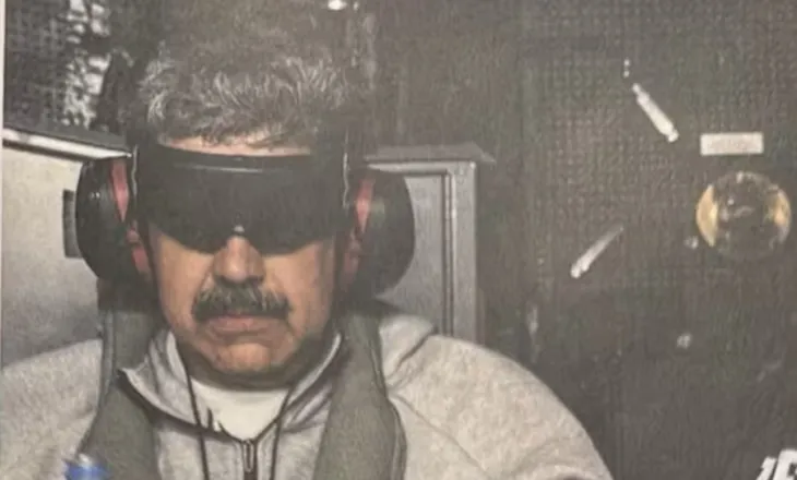 Me pranga dhe syze të errëta, Presidenti Trump poston fotografinë e Maduros pas kapjes nga ushtria e SHBA