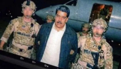 Me pranga në duar, i shoqëruar nga agjentët e DEA, Maduro i përshëndet dhe i uron për Vitin e Ri