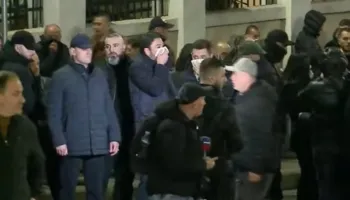 Me shami në fytyrë për të bllokuar gazin lotsjellës, Shkëlzen Berisha shfaqet në protestë