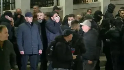 Me shami në fytyrë për të bllokuar gazin lotsjellës, Shkëlzen Berisha shfaqet në protestë