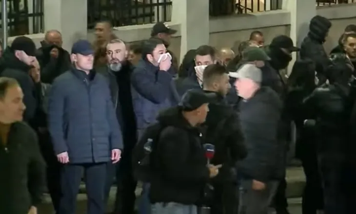 Me shami në fytyrë për të bllokuar gazin lotsjellës, Shkëlzen Berisha shfaqet në protestë