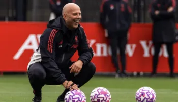 Mediat angleze, Slot largohet në verë