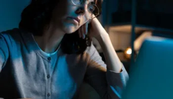 Mendon se orët shtesë të punës sjellin sukses? Këto 5 fakte do të të ndryshojnë mendjen