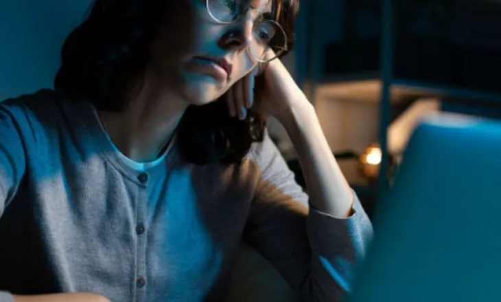 Mendon se orët shtesë të punës sjellin sukses? Këto 5 fakte do të të ndryshojnë mendjen