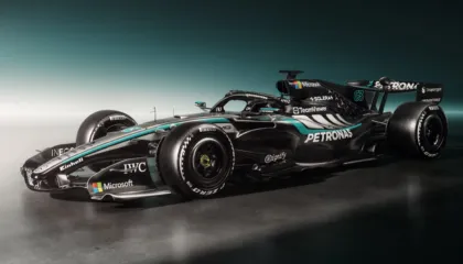 Mercedes publikon pamjet e para të makinës së re dhe nis menjëherë testet në Silverstone