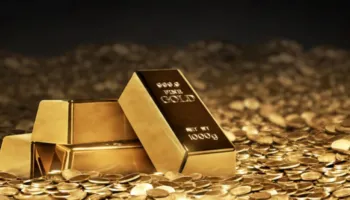 Mes tensioneve globale dhe presionit ndaj Rezervës Federale, çmimi i arit kap shifra historike