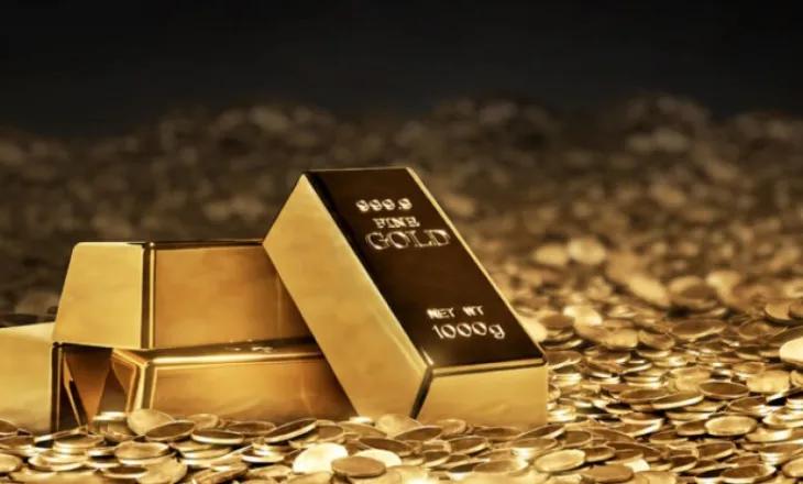 Mes tensioneve globale dhe presionit ndaj Rezervës Federale, çmimi i arit kap shifra historike