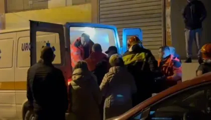 Mësuesi nga Fieri bie nga kati i gjashtë i pallatit, mbeti varur në ndërtesë!  Dërgohet me urgjencë në spital