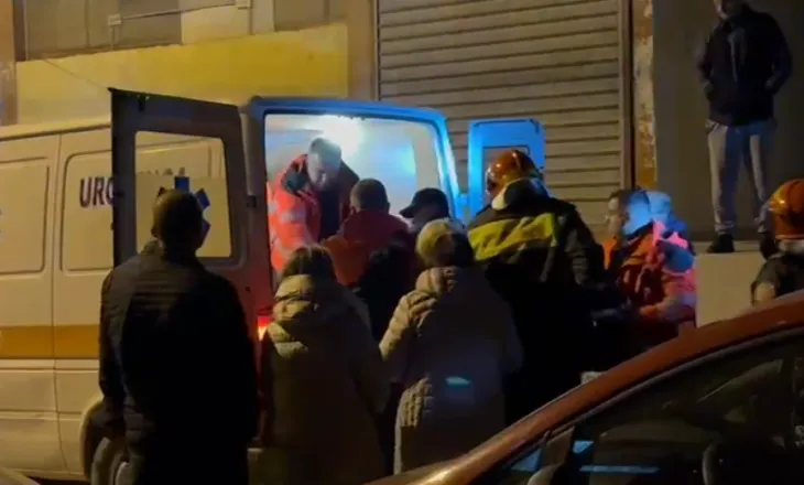 Mësuesi nga Fieri bie nga kati i gjashtë i pallatit, mbeti varur në ndërtesë!  Dërgohet me urgjencë në spital