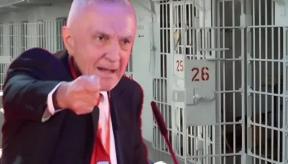 Meta reagon nga burgu, akuzon Agasin për “rrëmbimin” e tij