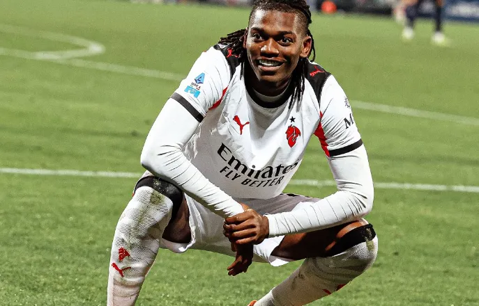 Milan ‘Capolista’, Leao i jep tri pikë ndaj Kaljarit