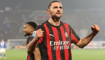 Milani nuk i ndahet Interit, kuqezinjtë përmbysin Comon dhe i vihen në ndjekje rivalëve të qytetit në garën për titull