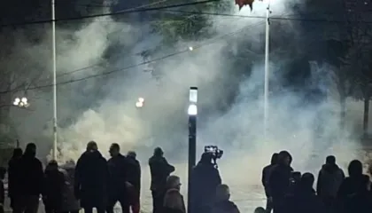 Militantët e Berishës shtyhen me policinë para Kuvendit, shpërndahen nga gazi lotsjellës