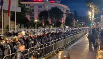 Militantët e PD fillojnë të mblidhen në protestën e Berishës, kordon i dyfishtë policie para Kryeministrisë