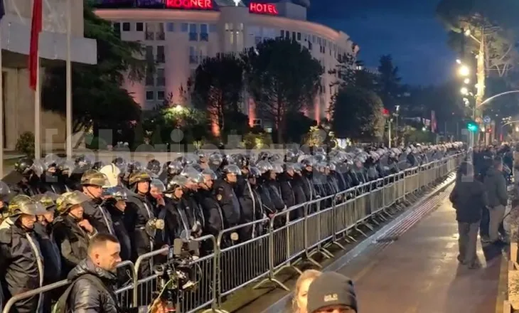 Militantët e PD fillojnë të mblidhen në protestën e Berishës, kordon i dyfishtë policie para Kryeministrisë
