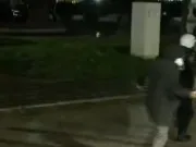 Militanti i PD ndjek me çadër në dorë policin, efektivi ia mbath me vrap