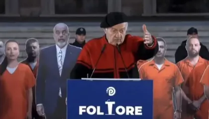 Militanti krahason Berishën me diellin: Doktor të rrosh… Shyqyr që e kemi! (VIDEO)