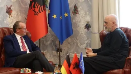 Ministri gjerman për Europën takime në Tiranë/ Bisedohet për procesin e anëtarësimit të Shqipërisë në BE, si dhe..