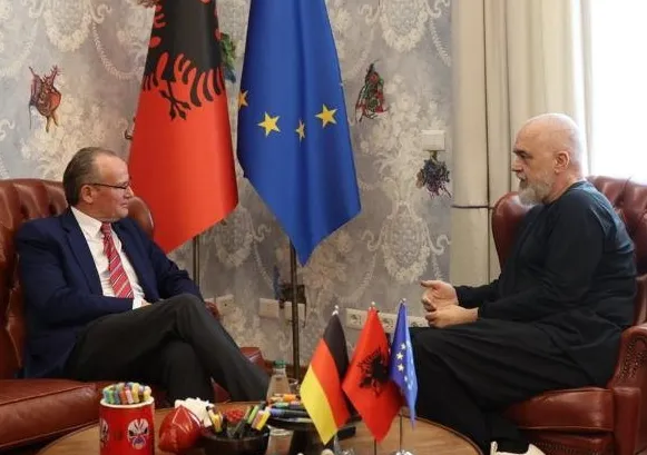Ministri gjerman për Europën takime në Tiranë/ Bisedohet për procesin e anëtarësimit të Shqipërisë në BE, si dhe..