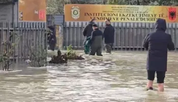 Ministri i Drejtësisë, me çizme në burgun e përmbytur të Durrësit