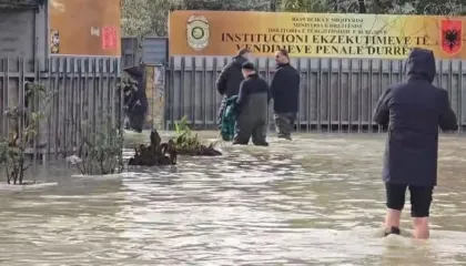 Ministri i Drejtësisë, me çizme në burgun e përmbytur të Durrësit