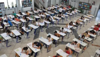 Ministria e Arsimit ndryshon rregullat e maturës/ Forcohen kontrollet gjatë testimit për të shmangur rrjedhjen e tezave