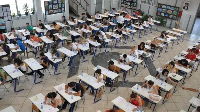 Ministria e Arsimit ndryshon rregullat e maturës/ Forcohen kontrollet gjatë testimit për të shmangur rrjedhjen e tezave