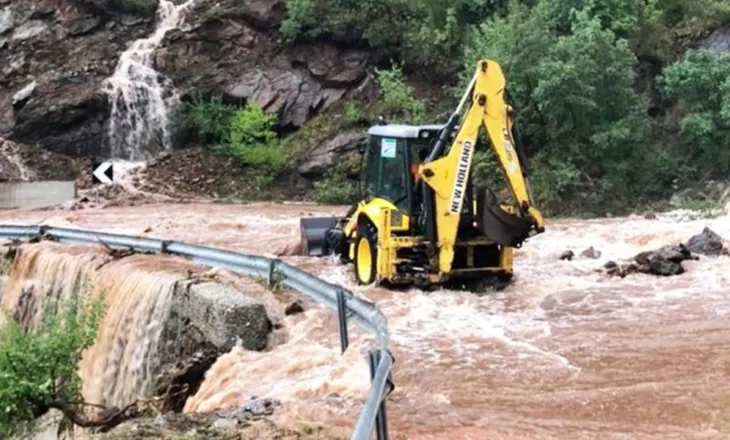 Ministria e Mbrojtjes: Situatë kritike në Gjirokastër dhe Dibër, rrugë të pakalueshme, rrezik nga lumenjtë