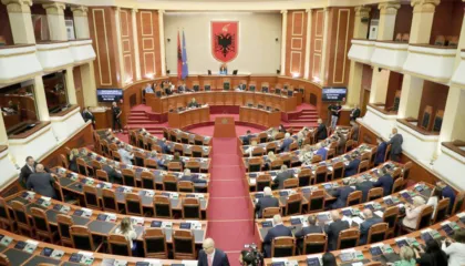 Miratohen mes debateve ndryshimet në Kodin Penal, forcohet mbrojtja penale për gazetarët dhe falet pjesërisht…