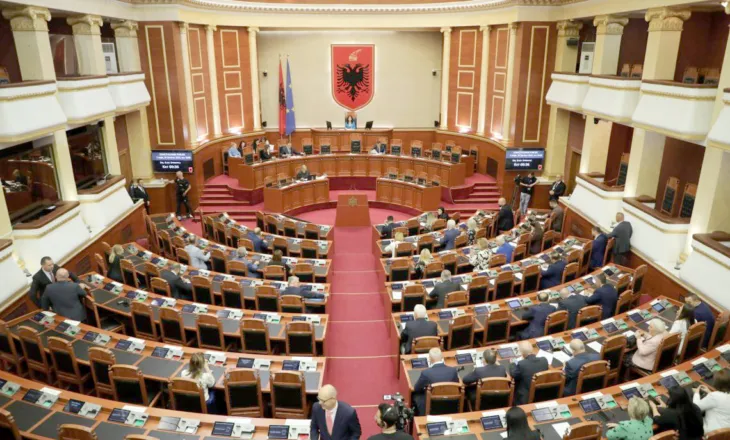 Miratohen mes debateve ndryshimet në Kodin Penal, forcohet mbrojtja penale për gazetarët dhe falet pjesërisht…