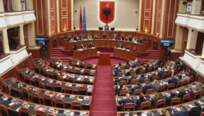 Miratohen ndryshimet në Kodin Penal dhe ashpërsim i masave për parkimin dysh