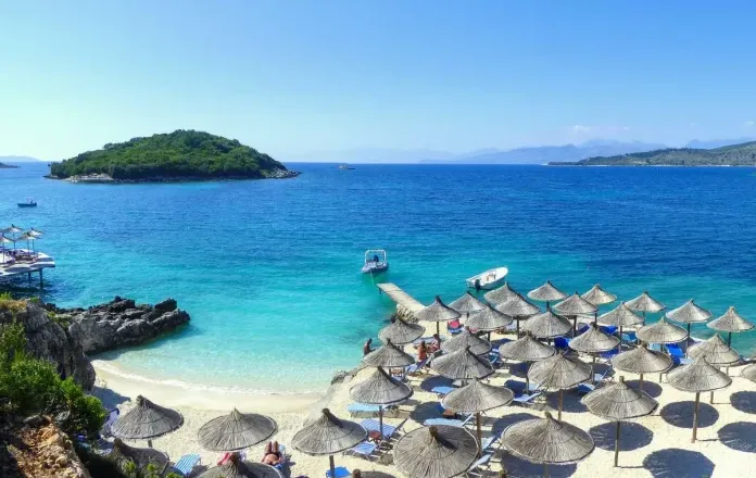 “Mirror”: Turistët britanikë zgjedhin Rivierën Shqiptare