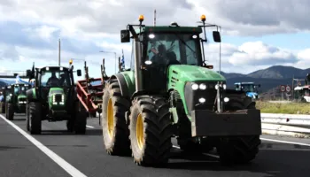 Mitsotakis ashpërson qëndrimin ndaj fermerëve grekë, dështojnë negociatat