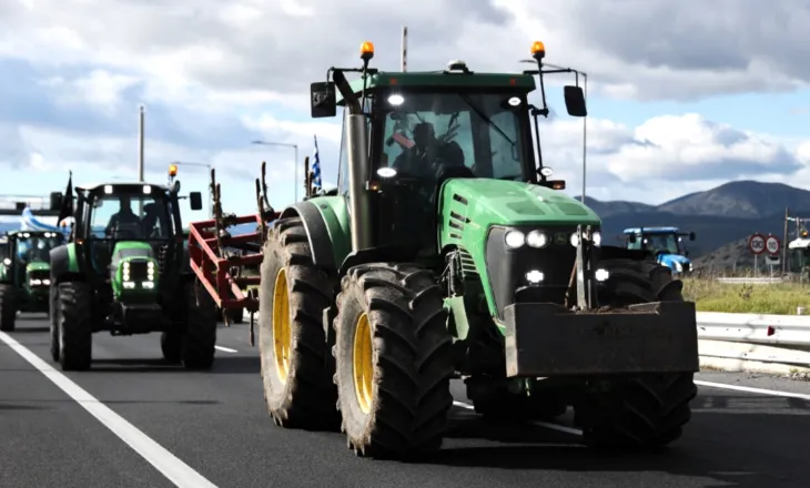 Mitsotakis ashpërson qëndrimin ndaj fermerëve grekë, dështojnë negociatat