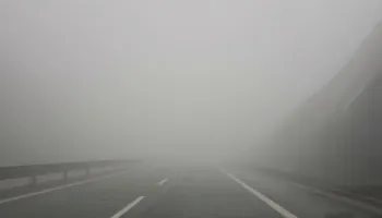 Mjegulla rrezikon udhëtarët, prej disa ditësh probleme në Rrugën e Kombit, policia rrugore apel shoferëve