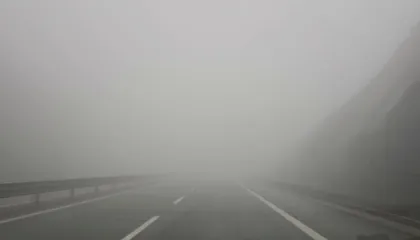 Mjegulla rrezikon udhëtarët, prej disa ditësh probleme në Rrugën e Kombit, policia rrugore apel shoferëve