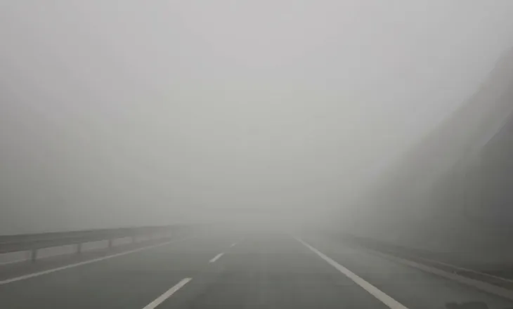 Mjegulla rrezikon udhëtarët, prej disa ditësh probleme në Rrugën e Kombit, policia rrugore apel shoferëve