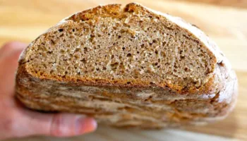 Mjekët e konsiderojnë minierë të vërtetë vlerash ushqyese, ja pse duhet të hani vetëm bukë të zezë