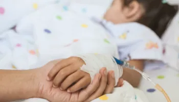 Mjeku jep alarmin: Gripi, Covid dhe një virus i tretë po qarkullojnë masivisht