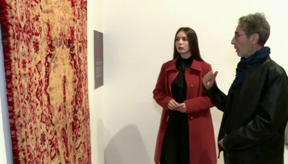 Mjeshtri i endjes që bashkon modernen dhe tradicionalen duke krijuar art mbi qilimat: Është zvogëluar numri i artizanëve, duhet të ruhet tradita