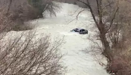 Mjeti ra në përrua në Klos, vijojnë kërkimet për 30-vjeçarin e zhdukur nga rrjedha