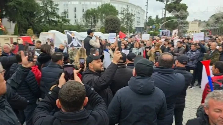 ‘Modeli i oligarkisë së Berishës nuk është zhbërë’, Lapaj: Blenë 10 mln euro çokollata, por buxheti kundër…