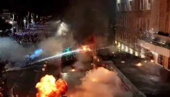 Molotovë dhe fishekzjarrë drejt Kryeministrisë, protesta e opozitës zhvendoset në Kuvend