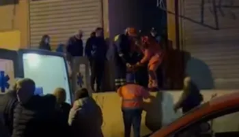 Moment frike, mësuesi bie nga pallati dhe përfundon në tarracën e katit të dytë