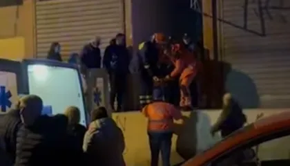 Moment frike, mësuesi bie nga pallati dhe përfundon në tarracën e katit të dytë