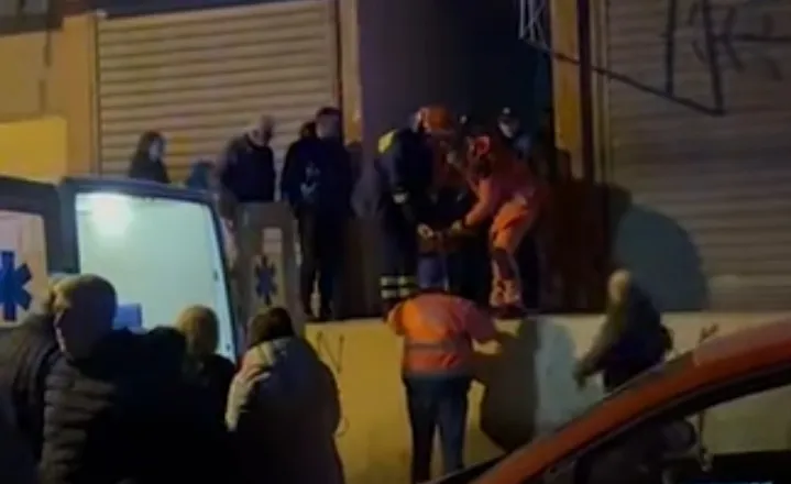 Moment frike, mësuesi bie nga pallati dhe përfundon në tarracën e katit të dytë