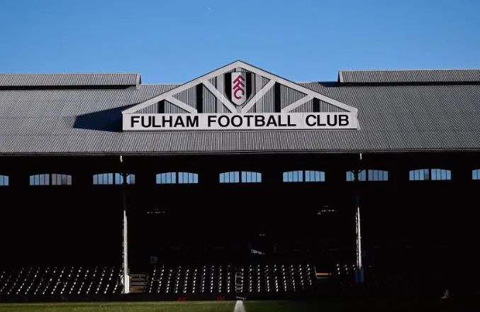 Momente paniku në stadium, shtyhet dueli Fulhem-Liverpul