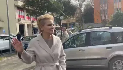 Monika Kryemadhi shkon në SPAK me batuta: T’ju jap nga një kafe për Vitin e Ri