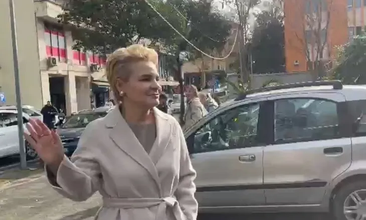 Monika Kryemadhi shkon në SPAK me batuta: T’ju jap nga një kafe për Vitin e Ri