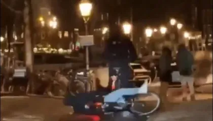 Mot i ftohtë në Holandë, rrugët e Amsterdamit shndërrohen në “pistë patinazhi”, pamjet bëhen virale